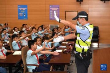 交通安全教育進校園，學生們學習手勢